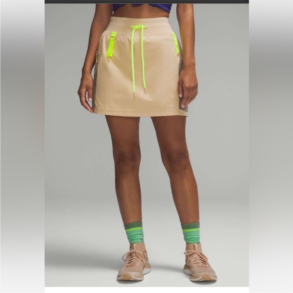 Lululemon Multi-Pocket Cargo High-Rise Hiking Skirt
Color / Prosecco/ Size 6